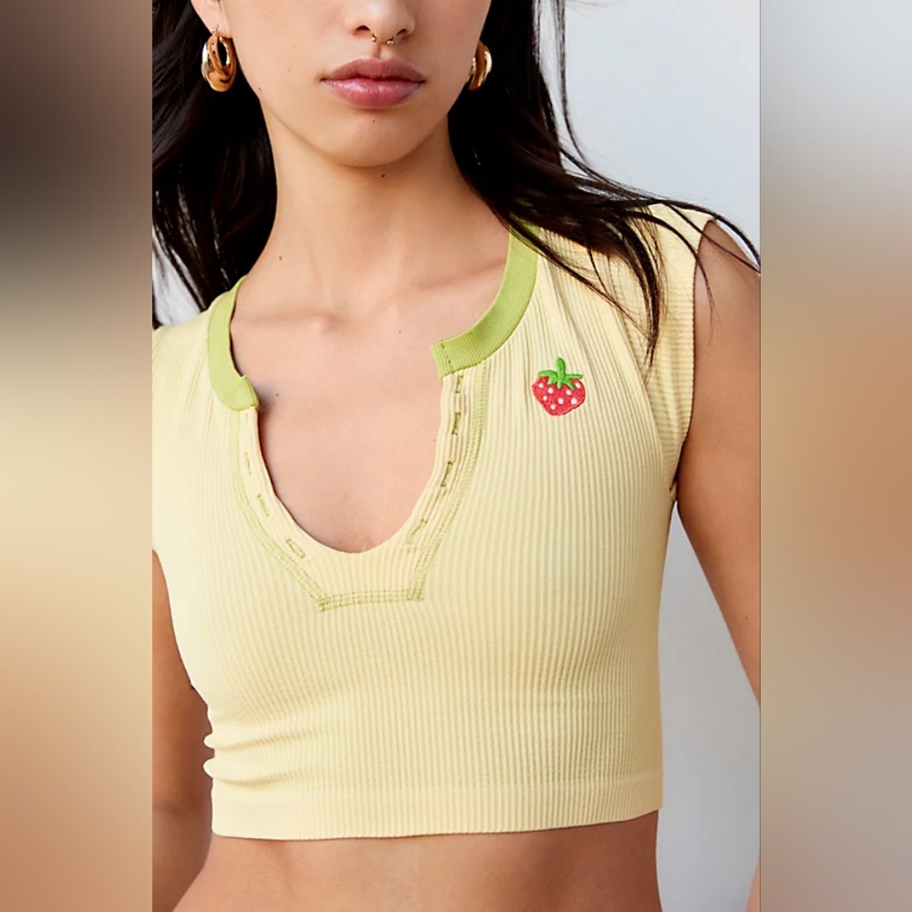 NWOT Urban Outfitters Out From Under Go For Gold Seamless Top Strawberry Combo🍓